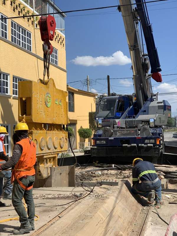 Vibrohincador ICE 44 izado por grúa
