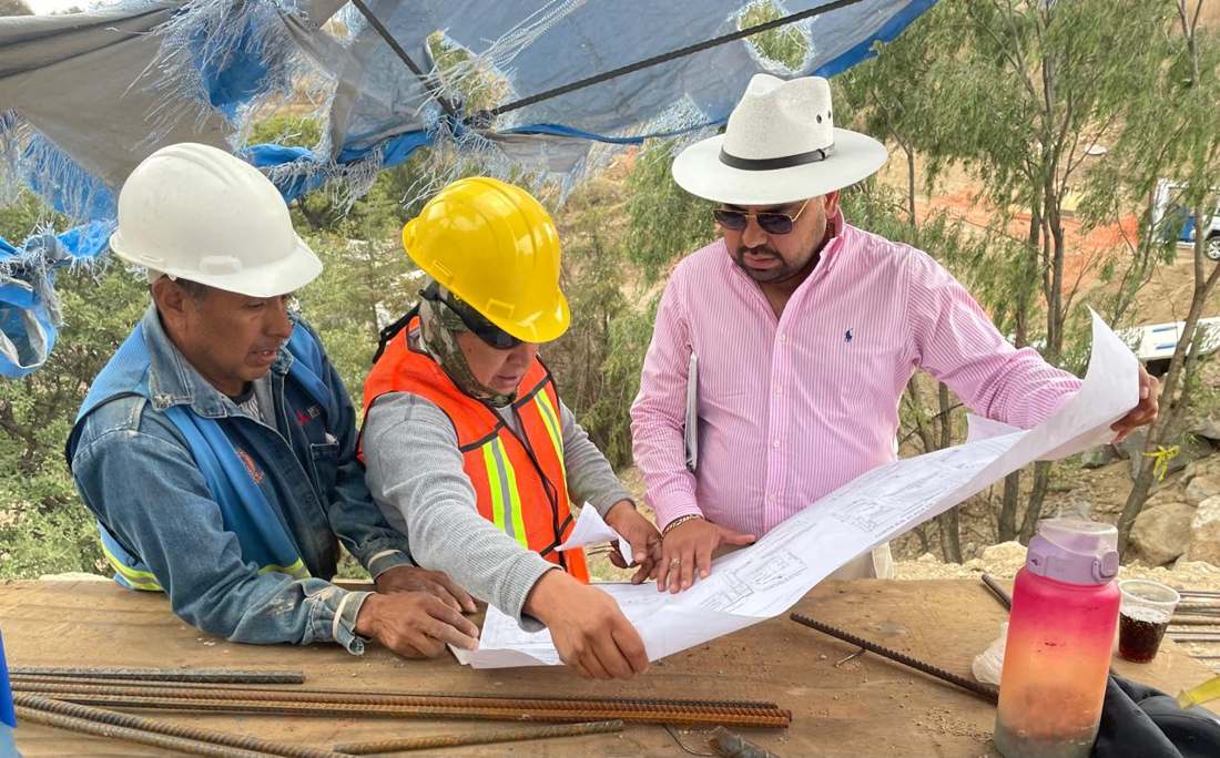 Revisión de planos en frente de obra